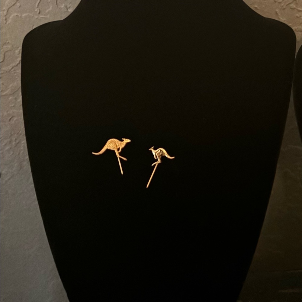 Gold tone Kangaroo pin Set